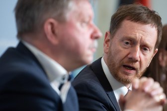 Bröckelt die Unterstützung der Kommunen für Kretschmers Landesregierung in Sachsen? - Geht dem Ministerpräsident die Unterstützung der Kommunen verloren? Bert Wendsche, Präsident des Sächsischen Städte- und Gemeindetags,und Regierungschef Michael Kretschmer (CDU).