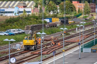 Bröselschwellen bei der Bahn: Deshalb wird am Bahnhof Aue derzeit gebaut - Im Bereich des Bahnhofes Aue wird derzeit gearbeitet. Es werden neue Weichen eingebaut und Schwellen ausgetauscht.