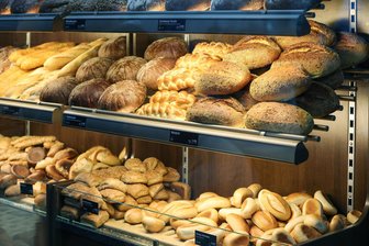 Brötchen an Ostern: Diese Bäckereien in Freiberg und Flöha haben geöffnet - Fische Brötchen gibt es an den Osterfeiertagen nicht überall.