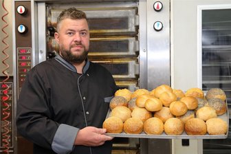 Brötchen aus Meisterhand: Warum die Bäckerei Kittel im Erzgebirge den bisher freien Sonntag aufgibt - Auch am Sonntag heizt Bäckermeister Pierre Kittel seit kurzem seinen Ofen an.