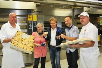 
              <p class="artikelinhalt">Morgenstund hat Gold im Mund: Udo Lieberwirth, Moderatorin Henriette Schmidt, Schlagersänger Uwe Busse, Moderator Maik Teschner und Jörg Lieberwirth (v. l.) am Montagmorgen zur Eröffnung der Bäckerglückswochen von Radio Sachsen in der Bäckerei Lieberwirth in Leubsdorf.)</p>
            