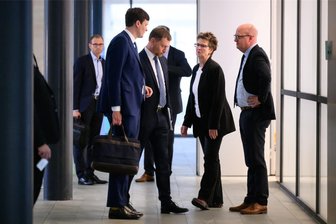 Brombeer-Sondierungen in Sachsen bis 7. November - Wird nun die Passage zum Komplex Frieden aus Thüringen übernommen? - Bild nach dem Sondierungsauftakt vor einer Woche im Landtag. Nach einem Krisengespräch am Montagmorgen in der Staatskanzlei haben die Arbeitsgruppen von CDU, BSW und SPD ihre Gespräche wieder aufgenommen.