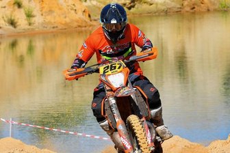 Bronze im Tiefsand verloren - Eine der Sonderprüfungen führte bei der 45. Uelsener ADAC-Geländefahrt durch eine Sandgrube. Der Tiefsand wurde Florian Görner am zweiten Tag zum Verhängnis, denn nach einem Sturz verlor er dort viel Zeit. 