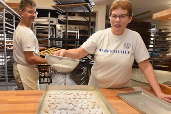 Brot, Brötchen, Kuchen, Stollen: Wer sind die beliebtesten Bäcker der Mittelsachsen? - In der Backstube von Ralf Forberg in Falkenau herrscht Hochbetrieb, Kekse und Weihnachtsgebäck werden vorbereitet. Bettina Kunze pudert die Leckereien.