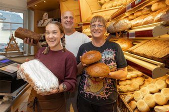 Brot, Brötchen, Kuchen und Stollen: Wer sind die beliebtesten Bäcker im Erzgebirge? - Die Bäckerei Roscher in Geyer ist beliebt bei der Kundschaft. Das freut Vivian (links), Jens und Ines Roscher. Seit 35 Jahren ist ihr Handwerksbetrieb in der Stadt ansässig.