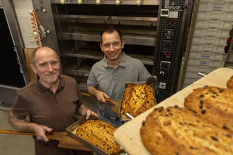 Brot, Stollen und Pralinen: Dieser Mann wird jetzt Chef in der Feinbäckerei aus Schreiersgrün - Volker Wunderlich (links) übergibt die Feinbäckerei an Sohn Erik. Der 38-jährige Bäckermeister und Konditor führt das Familienunternehmen dann in fünfter Generation. Aber jetzt im Dezember brummt erstmal das Stollen-Geschäft.