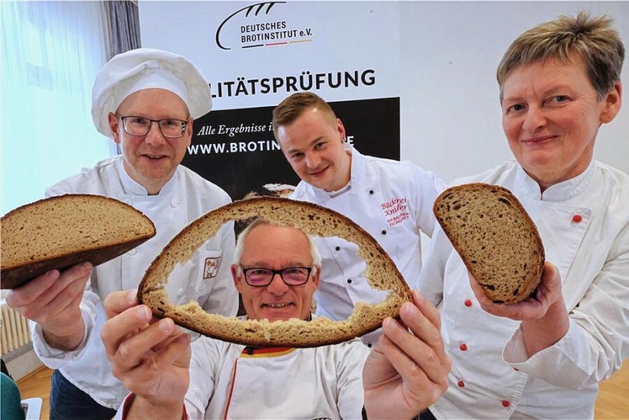 Brot und Brötchen aus dem Vogtland machen Prüfer baff - Qualitätsprüfer Michael Isensee (Mitte) hatte nicht viel auszusetzen. Das freute auch Innungsobermeister Jörg Schürer (links), André Knüpfer und Sabine Geipel.