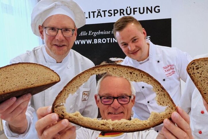Brot und Brötchen der Vogtländer machen Prüfer baff - Qualitätsprüfer Michael Isensee (Mitte) hatte nicht viel auszusetzen. Das freute auch Innungsobermeister Jörg Schürer (links) André Knüpfer und Sabine Geipel. 