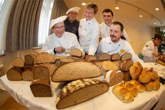 Brot- und Brötchenprüfung: Erneut Spitzen-Ergebnisse für vogtländische Bäckereien - Alte Hasen bei der Brotprüfung sind (von links): Jörg Schürer, Volker Wunderlich, Sabine Geipel, Hardy Baumann und Torsten Aust.
