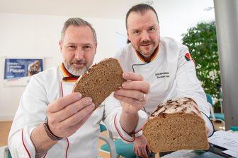 Brotprüfer kostet sich durch vogtländische Backwaren: „Etwa ein Kilogramm kommt schon zusammen“ - Prüfer André Bernatzky (links) testet ein Brot des Plauener Bäckermeisters Torsten Aust: Wie sind Optik, Kruste und Geschmack?