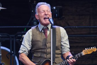 Bruce Springsteen ist wütend: Spontaner Protestsong „Streets of Minneapolis“ gegen den „Staatsterror“ von Donald Trump - Bruce Springsteen 2025 beim Konzert im Berliner Olympia-Stadion.