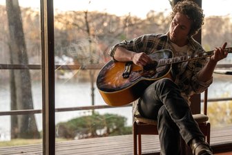 Bruce Springsteen, Mafia und Mutterliebe – das sind die Kinostarts der Woche - Jeremy Allen White als Bruce Springsteen in einer Szene des Films „Springsteen: Deliver Me from Nowhere“. Der Film erzählt von eine dunklen Phase voller Zweifel und Ängste im Leben des US-amerikanischen Superstars.