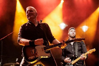 Bruce-Springsteen-Tribute-Band will Mitteldorfer Turnhalle rocken - Sänger Bernd Birbils (l.) und Gitarrist Thomas Förster von der East-Street-Band. Die will künftig auch öfter in der Region spielen – wie am kommenden Sonnabend.