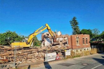 Bruchbude weg, Haus her: Reinsdorfer Kinder- und Schulzentrum baut an - Die Tage des abbruchreifen Hauses an der Gartenstraße 4 in Reinsdorf sind gezählt.