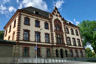 Bruder gegen Bruder: Streit ums Elternhaus im Erzgebirge landet vor Gericht - Vor dem Amtsgericht Aue-Bad Schlema begegneten sich zwei zerstrittene Brüder.