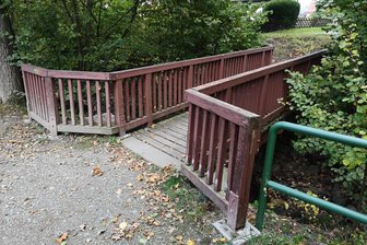 Brücke am Plauener Gondelteich früher als geplant fertig - Die Brücke beim Gondelteich in Kleinfriesen musste erneuert werden. Das Foto zeigt sie zuvor.