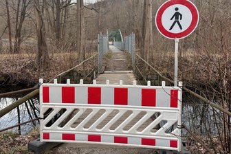 Brücke auf einem Radweg im Erzgebirge gesperrt - Holzplanke gebrochen - Die Brücke, Teil des Rad- und Wanderwegs, wurde wegen gebrochener Holzplanken gesperrt.