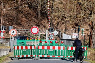 Brücke Barthmühle: Autofahrer brauchen nun doch langen Atem - Radfahrer, Wanderer, Motorradfahrer, Autofahrer: Sie stehen derzeit allesamt vor der Absperrung an der Elsterbrücke in Barthmühle. Ab Mitte Mai soll eine Geh- und Radwegbrücke zum Teil Abhilfe schaffen.