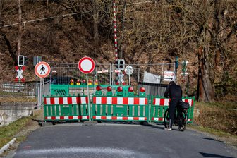 Brücke Barthmühle: Wann die Bauarbeiten beginnen sollen - Seit Ende November 2022 ist in Barthmühle die Brücke über die Elster für Autofahrer gesperrt.