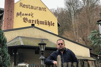 Brücke in Barthmühle auch für Fußgänger gesperrt: Wirt von nebenan verzweifelt - Wirth Miodrag Djurdevic sind sieben Gruppen für Weihnachtsfeiern abgesprungen, weil sie nicht mit der Bahn anreisen können.