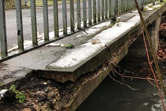 Brücke in Bösenbrunn: „Mehr Geld für Zettel als für Ziegelsteine“ - Die sanierungsbedürftige Brücke über den Triebelbach an der Mühlleithe in Bösenbrunn.
