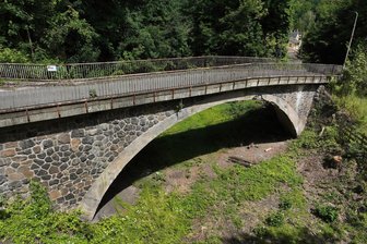 Brücke in Göritzhain wird gebaut: Sperrungen bis zum Oktober 2026 - Blick auf die alte Brücke Am Chemnitzberg in Göritzhain.
