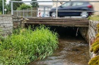 Brücke in Heidersdorf desolat - Die Brücke über den Mortelbach auf der Dorfstraße in Heidersdorf muss dringend gebaut werden.