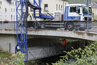 Brücke in Schwarzenberg mit Spezialfahrzeug geprüft - eine „Sorgenbrücke“ bleibt - Vor wenigen tagen erfolgte durch eine Spezialfirma aus Chemnitz eine Brückeninspektion an der Egermannbrücke in Schwarzenberg.