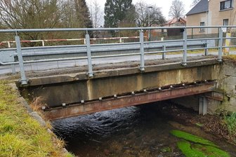 Brücke in Trieb wird erneuert - Das Brückenbauwerk kann seine Aufgabe zwar noch erfüllen. Der Zahn der Zeit nagt jedoch gewaltig.