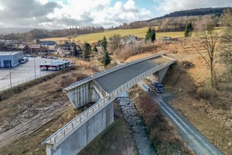Brücke ins Nirgendwo im Vogtland: Ab wann rollen Autos über die „So-da“-Brücke? - Die „So-da“-Brücke wird 2026 endlich an die Umgehung angebunden - aber nur von einer Seite. Die letzte Lücke wird erst 2028 geschlossen.