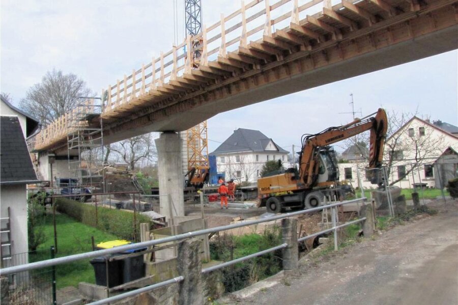 Brücke Klosterbachtal in Geringswalde: Pfusch am Bau? - Die neue Brücke wird mit einer Stütze in Brückenmitte und beidseitig ein Brückenfeld gebaut. 