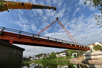 Brücke über die Mulde in Lunzenau gesperrt - Die Behelfsbrücke über die Zwickauer Mulde in Lunzenau wurde bereits aufgebaut.