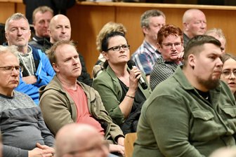 Brücken, Batteriespeicher, Schutz der Grundschüler: Was Bürger bei einer Einwohnerversammlung im Erzgebirge umtreibt - Bürgerversammlung Auerbach: Die Bürger – wie hier Nadine Dost – stellten viele Fragen an die Verantwortlichen im Rathaus.