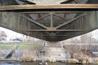 Brücken im Landkreis Zwickau: Zustand von gut bis ungenügend - Schon seit Jahren rostet die Metallkonstruktion der Cainsdorfer Brücke sehr stark. Inzwischen sind ganze Rostplatten abgefallen.