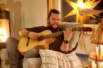 Brücken in die Heimat: Vicente Patiz gibt wieder seine beliebten Weihnachtskonzerte - Vicente Patitz hat es sich zum Üben in seiner Weihnachtsstube gemütlich gemacht.