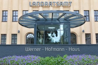 Brücken in die Zukunft: Das sind die größten Projekte - Mit Zuschüssen von Bund und Land ist unter anderem der Eingangsbereich des Hauptstandortes des Landratsamtes in Freiberg neu gestaltet worden. 
