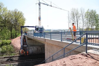 Brückenbau auf dem Alten Sachsenring: Pünktlich vorm Moto-GP soll B 180 frei sein - Die Brücke über die Bahnlinie ist in den vergangenen Monaten neu errichtet worden. Dazu musste der Bahnverkehr immer wieder gesperrt werden.