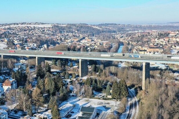 Brückenbau auf der A 72: Das kommt auf Autofahrer zu - Die 671 Meter lange Talbrücke über die Zwickauer Mulde soll ab März umgebaut werden. 