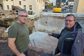 Brückenbau-Hickhack in Werdau: Nach Gesprächen mit Fischereibehörde bestätigt die Stadt nun ein Gerücht - Der neue und der alte Ortsvorsteher, Danny Schmidt (l.) und Bernd Dietel, monieren die Informationspolitik der Stadt. Da sich der Bau nun definitiv bis Mai hinzieht, erwarten beide mehr Informationen für die Anlieger.
