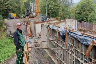Brückenbau im Erzgebirge: Ampelregelung in Neuhausen statt Vollsperrung - Brückenbau in Neuhausen, hier der Polier Raiko Holzapfel.