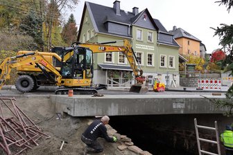 Brückenbau im Erzgebirge beendet – Talstraße wieder frei - Mittlerweile ist der Bau der Brücke in Waschleithe abgeschlossen. Der Verkehr rollt wieder.