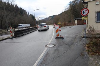 Brückenbau im Erzgebirge sorgt für weitere Wege - Eine der beiden Brücken in Neuhausen, die aufgrund des schlechten Zustands nur einspurig befahrbar ist.