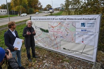 Brückenbau in Chemnitz: Arbeiten für Premiumradweg an der Kalkstraße starten - Hier soll die Radwegbrücke über die Kalkstraße gebaut werden. Im Bild: Baubürgermeister Michael Stötzer und Planer Eckard Bothe (v.l.)