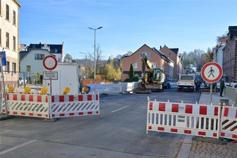 Brückenbau in Kirchberg: Sperrung der Auerbacher Straße dauert länger - Die Brückenerneuerung ist abgeschlossen, doch noch wird im Bereich der Auerbacher Straße gebaut.