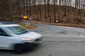 Brückenbau und neuer Fahrbahnbelag: Schönauer Straße in Wildenfels fünf Monate gesperrt - Die S 282 in Wildenfels am Abzweig nach Grünau. Hier soll erst die Brücke instand gesetzt werden.