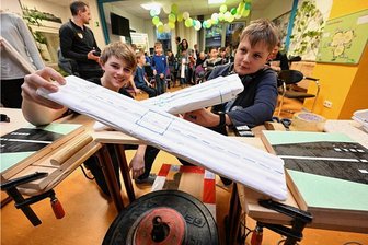 Brückenbau-Wettbewerb in Chemnitz: Bei 40 Kilogramm ist Schluss - Fast alle gebastelten Exemplare waren einfache Balkenbrücken - so auch die beiden Siegermodelle von Samuel Illgen (vorn links) und Fabian Fischer.