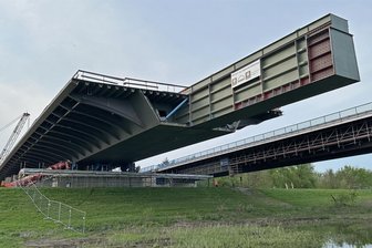 Brückenbauer betreten Neuland: So viel Knowhow aus Plauen steckt in der extrabreiten A 14-Elbebrücke Wittenberge - 3300 Tonnen schwer, 180 Meter lang, 31 Meter breit: Dieses Teil wurde erfolgreich an seinem Bestimmungsort platziert. Die Stahlbauer von PST in Plauen spielen beim Bau der A 14-Elbebrücke Wittenberge eine Hauptrolle. Neuartig ist es, bei derart breiten Teilen das Verschubverfahren anzuwenden. Rechts im Bild: die alte Brücke der B 189.