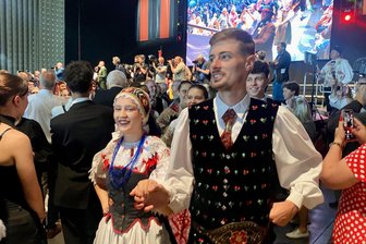 Brückenbauer in Brünn: Wie der erste Sudetendeutsche Tag in Tschechien zum Fest der Europäer wurde - Zum ersten Mal auf heimatlicher Erde: Einzug der Trachtengruppen und Fahnenträger beim Sudetendeutschen Tag in Brünn.