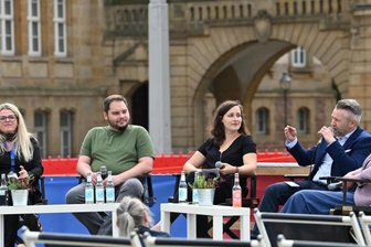 Brückenbauer unter sich - ein Gespräch über die Freie Szene - Auf dem Theaterplatz in der Diskussion über die Bedeutung der Freien Kulturszene von Chemnitz: Susanne Schaper, Toni Rotter, Sarah Hofmann, Frank Weinhold und Almut Patt (von links). 