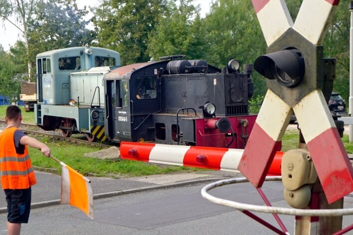 Brückenbergbahn: Die Klein-Loks rollen wieder - Am Bahnübergang Reinsdorfer Straße kam ein zusätzlicher Sicherheitsposten zum Einsatz. 